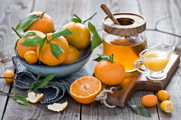 Tangerines with delicious honey and tea