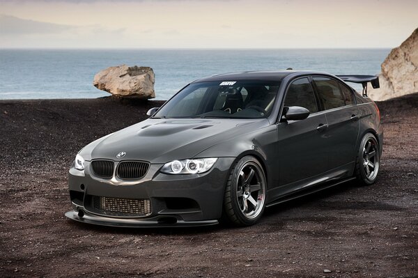 Elegante negro bmw serie 3 335i e90 contra el mar