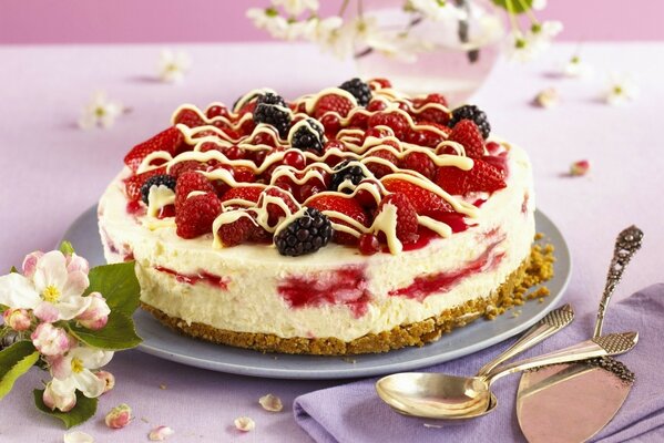 Tarta de queso con fresas frescas frambuesas moras