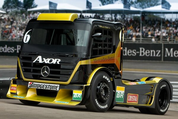 Camion de course jaune Mercedes