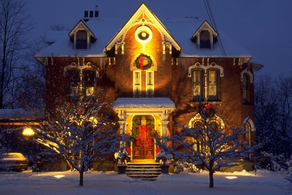 Belle maison avec éclairage festif