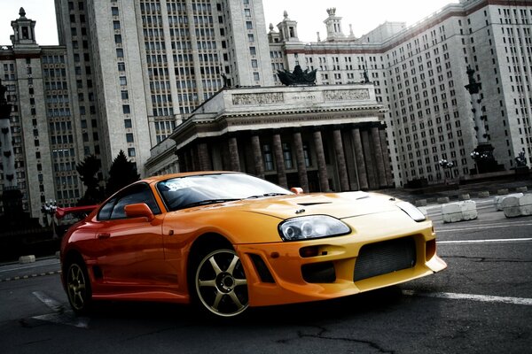 Toyota sportcar Orange na tle budynku MSU