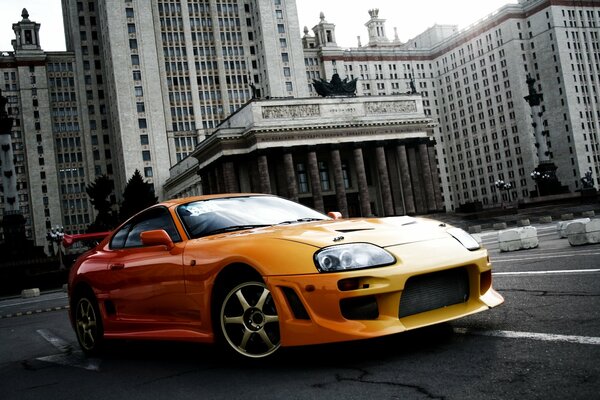 Toyota спорткар оранжевый на фоне здания мгу