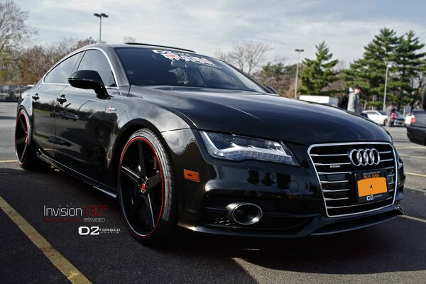 Une Audi A7 noire se dresse sur le parking