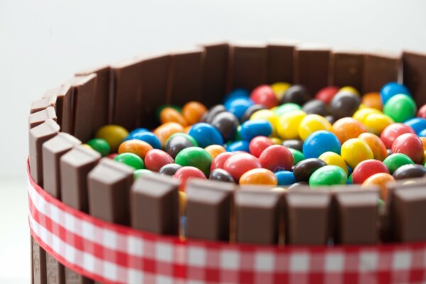 Gâteau au chocolat saupoudré de dragées mmdems