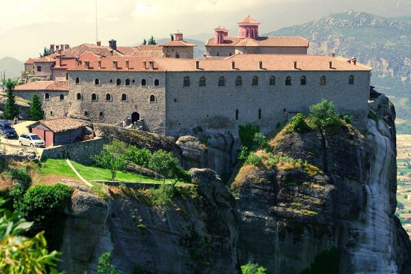 Ville sur un rocher dans les montagnes