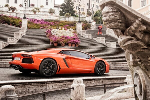 Автомобиль Lamborghini Aventador стоит у лестницы