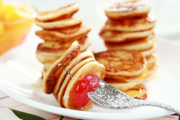 Pfannkuchen mit Beeren auf einer weißen Untertasse