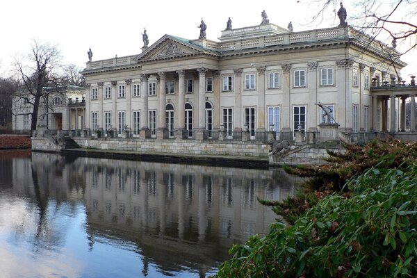 Arquitectura del Palacio Lazenkov cerca del lago