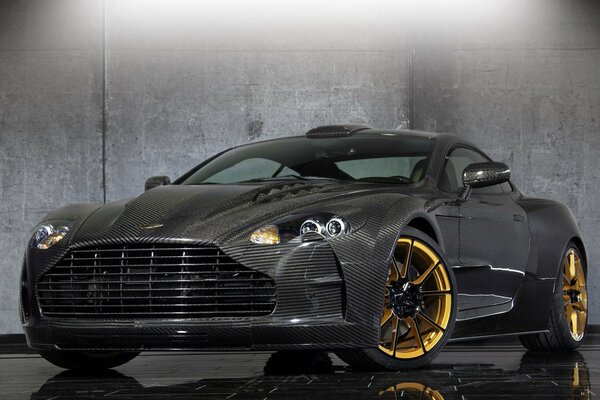 Schönes Aston Martin Auto mit goldenen Scheiben
