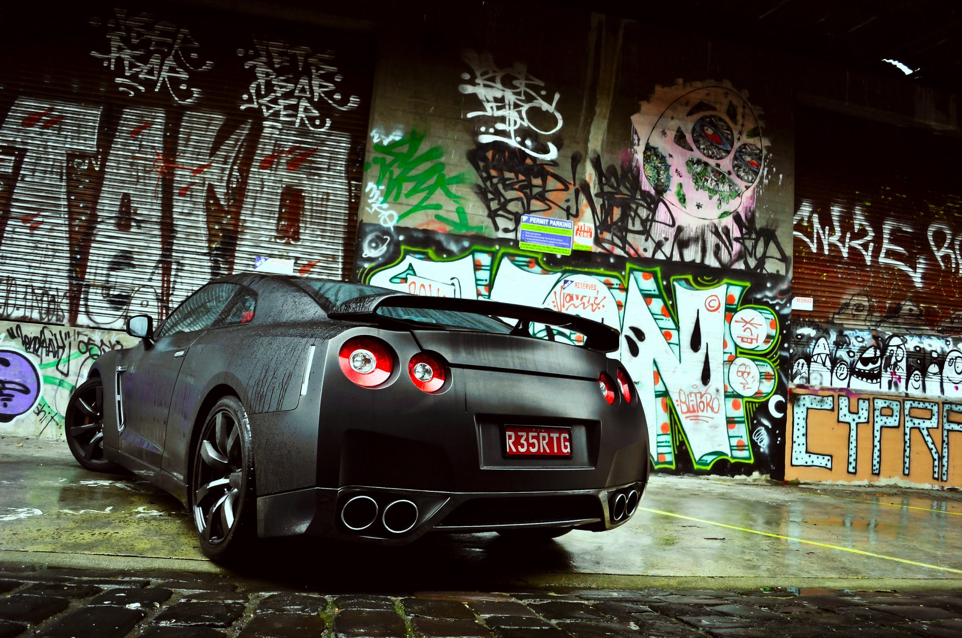 nissan gt-r nass hinten graffiti