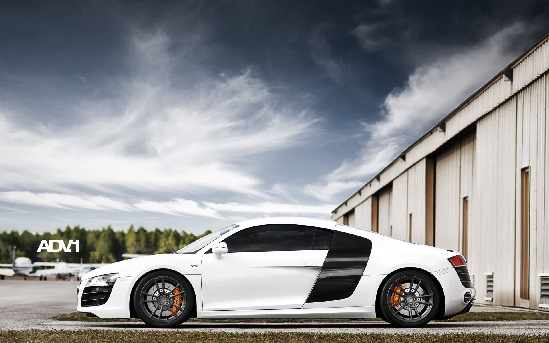 audi r8 v10 audi r8 v10 supercar blanc vue latérale hangar ciel nuages