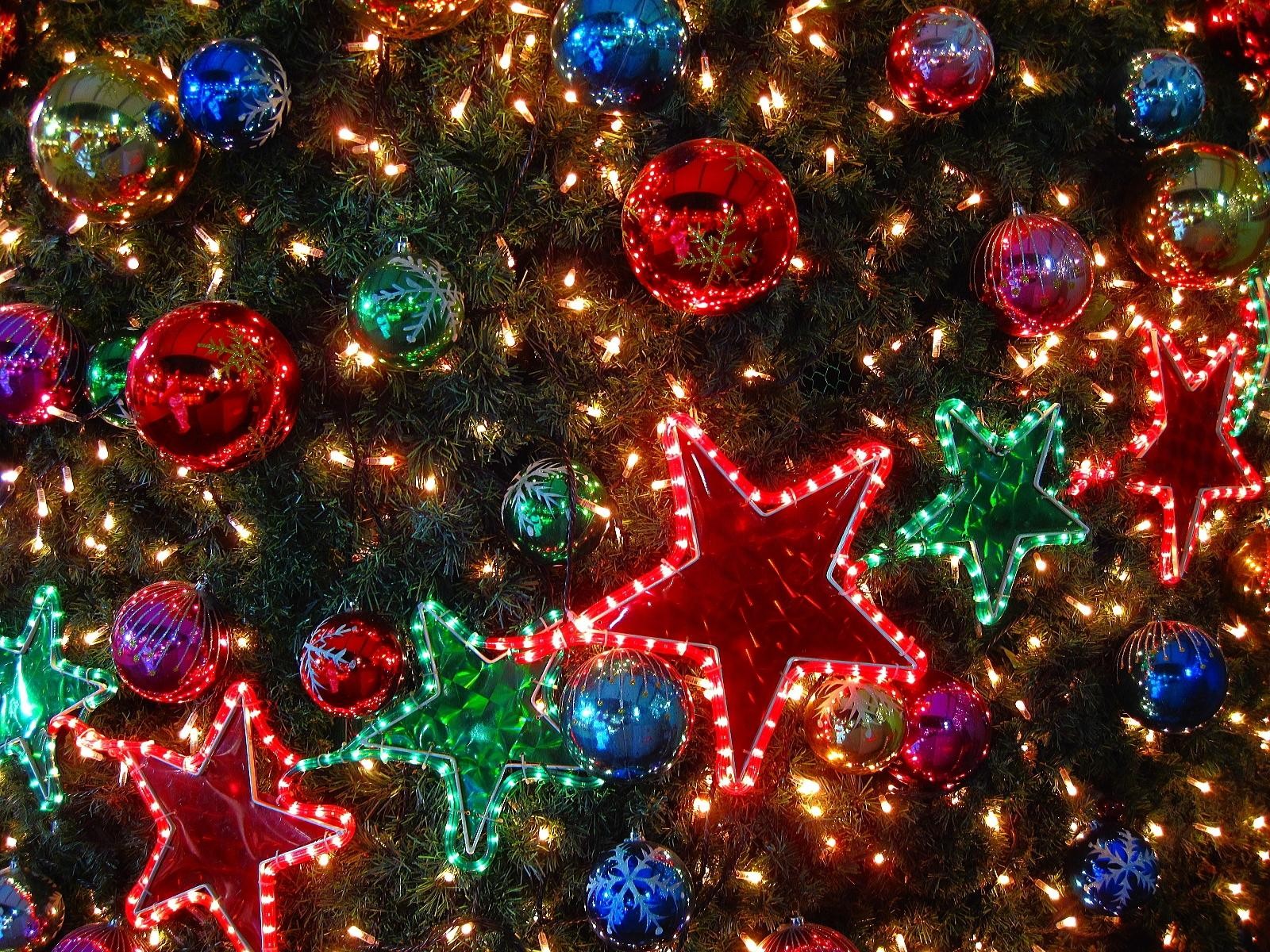 guirlandes arbre de noël lumières jouets boules étoiles