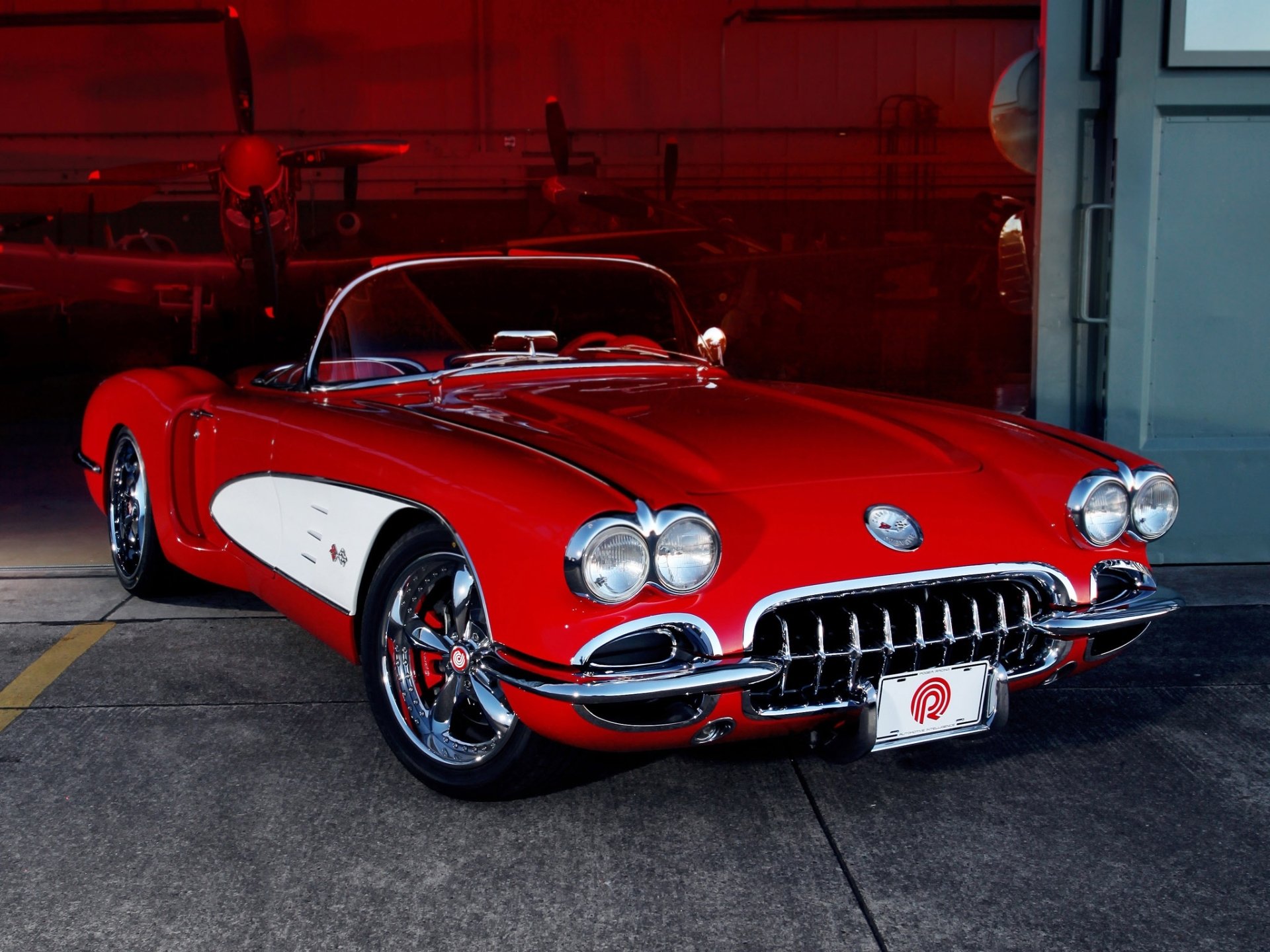 chevrolet corvette c1 1959 sur mesure pogea racing chevrolet personnalisé classique tuning rouge jantes avant sammolets hangar pénombre