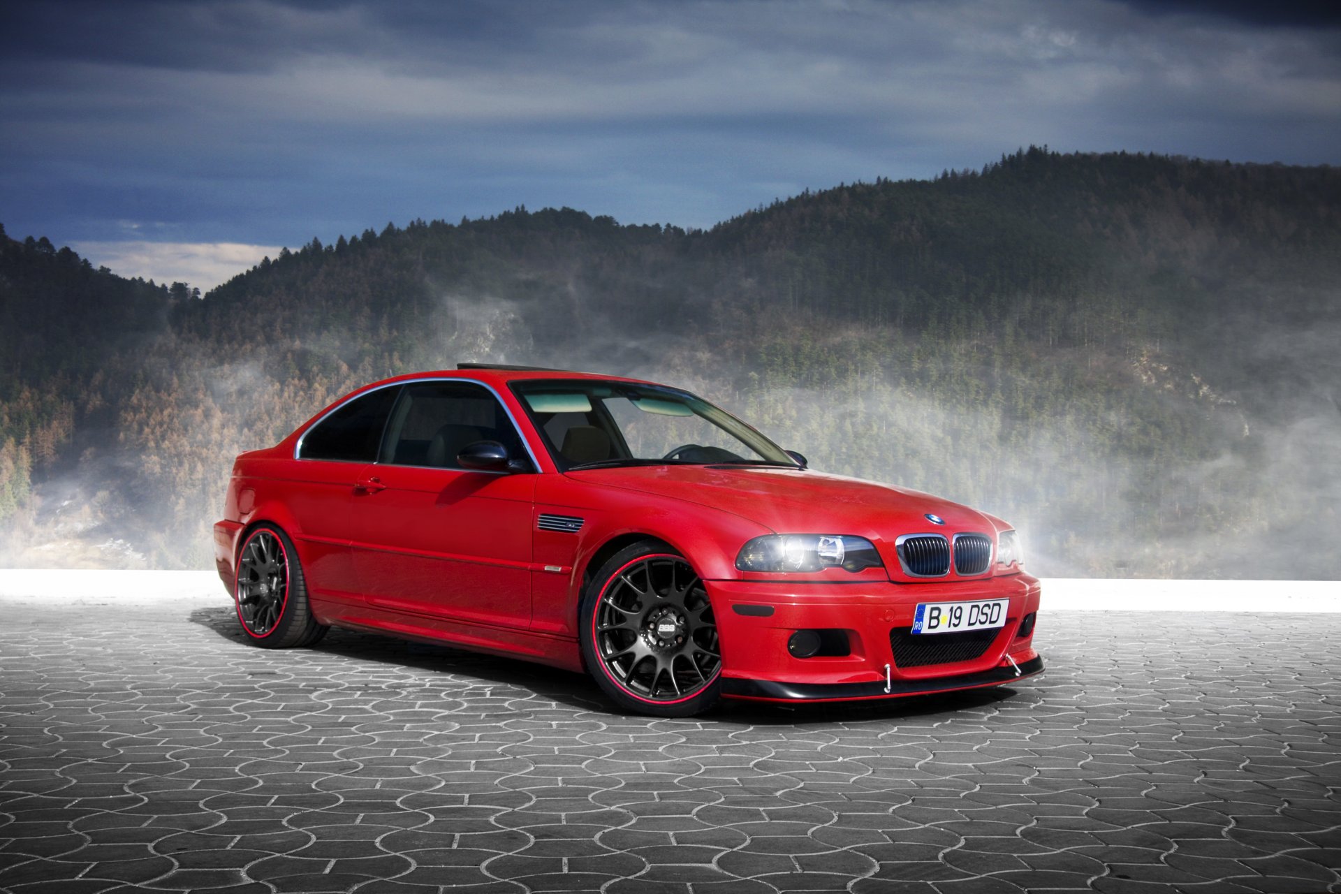 bmw m3 e46 bbs rouge bmw rouge forêt montagne brouillard pavés