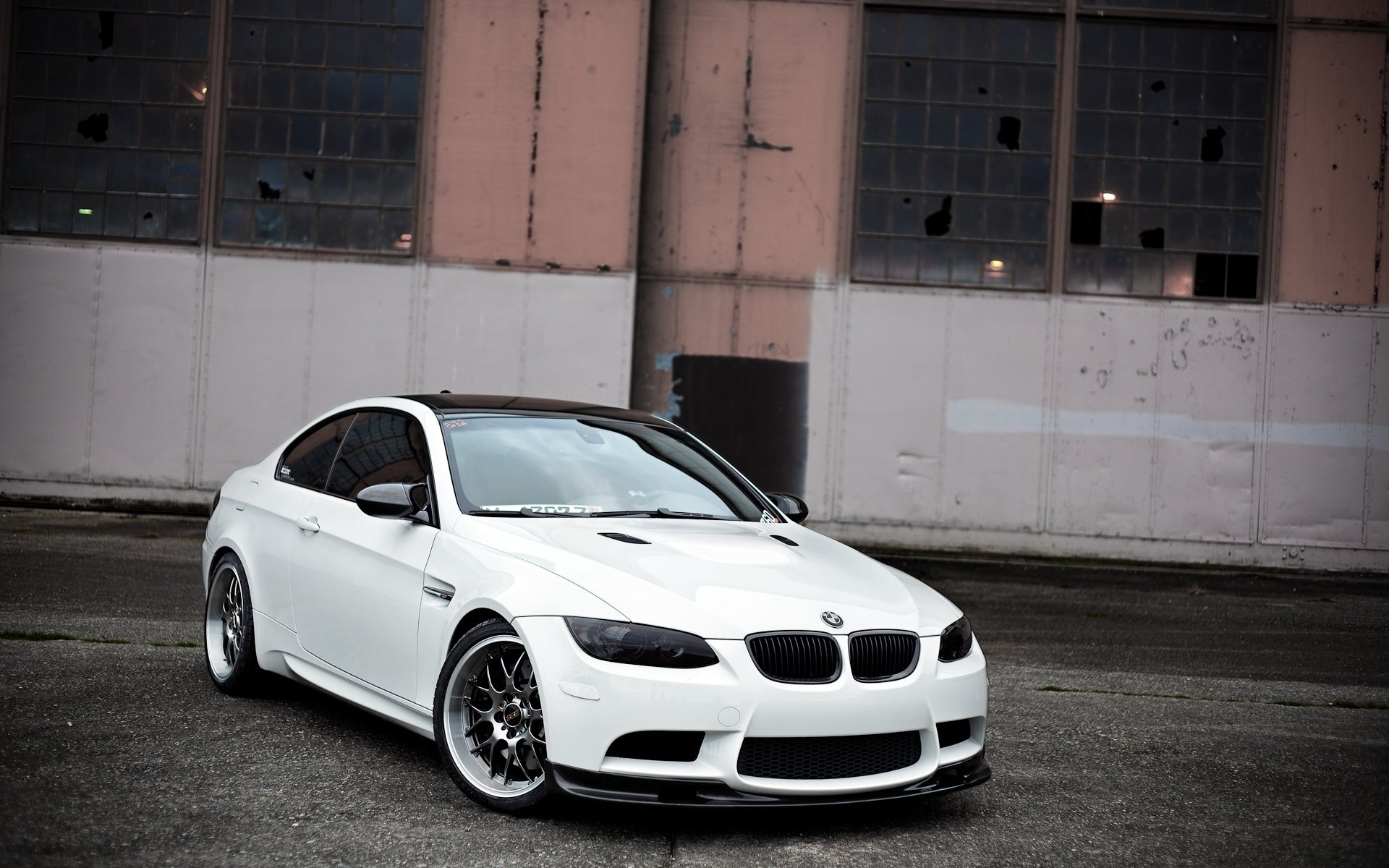 bmw м3 e92 белый колеса bbs бмв заброшенное здание