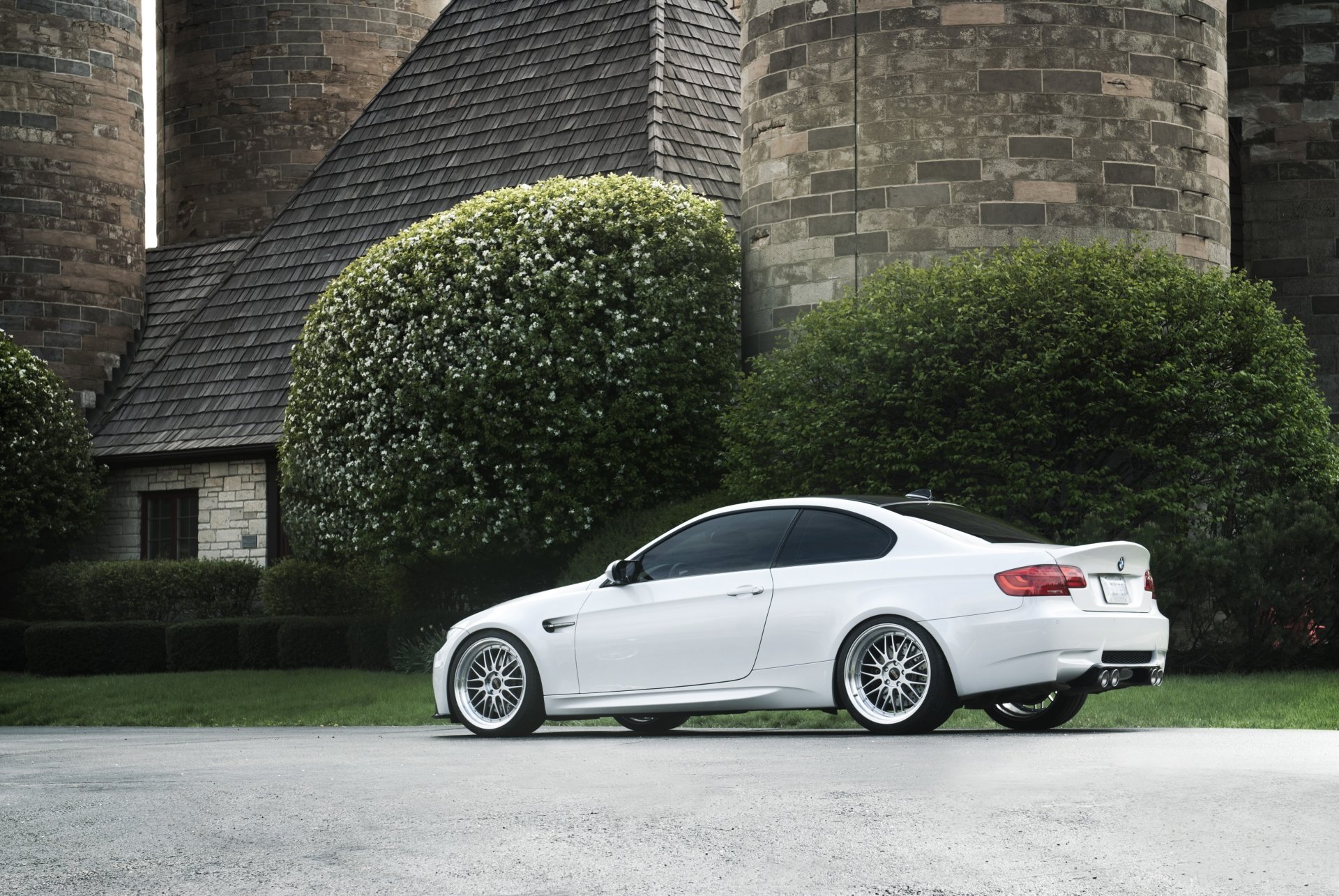 bmw m3 e92 weiß räder bbs bmw bäume haus türme