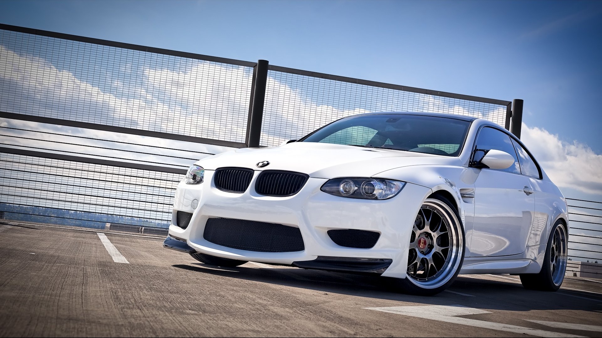 bmw м3 e92 белый колеса bbs бмв небо ограждение