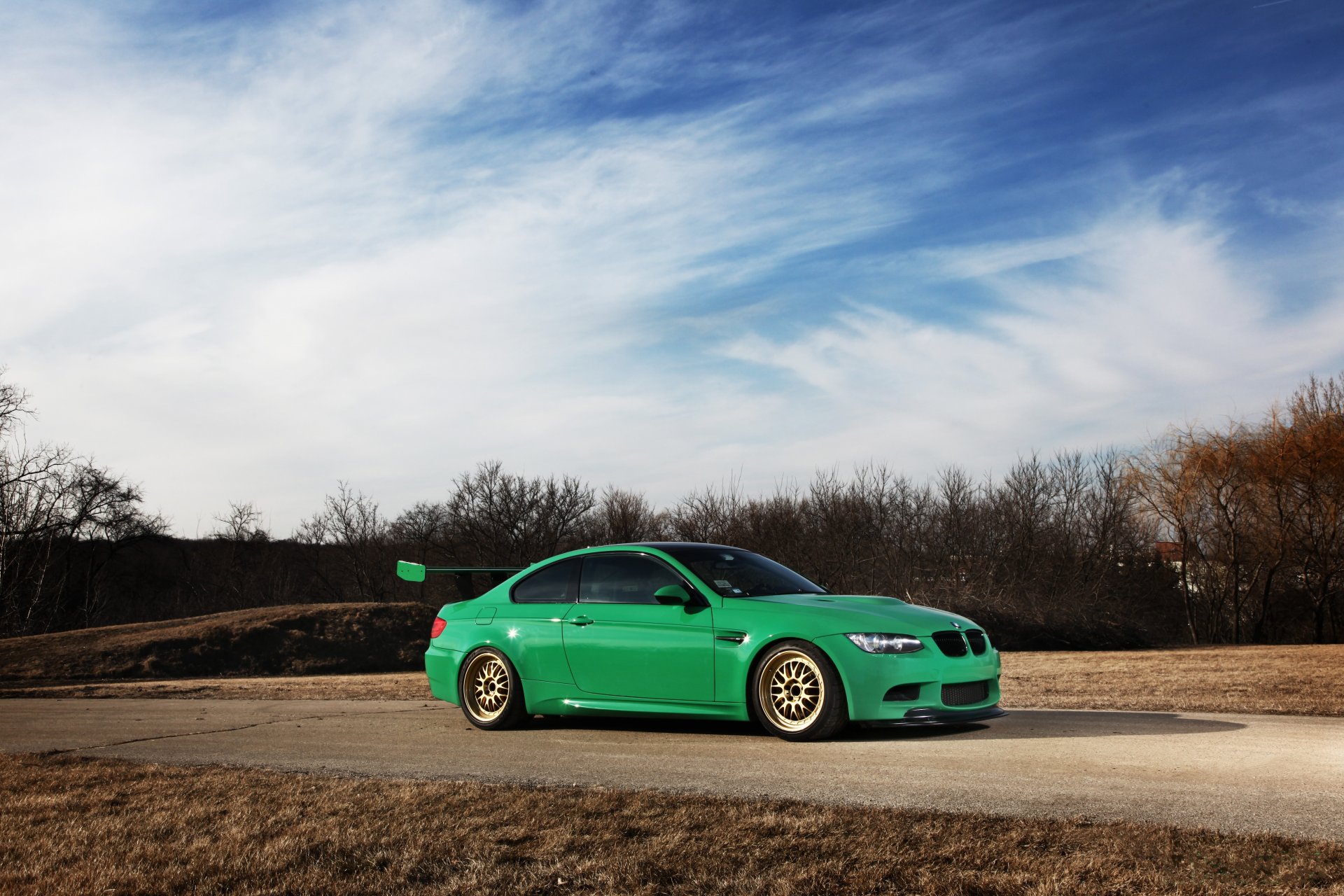 bmw m3 e92 bmw coupé aile route réflexion éblouissement jantes doré bbs arbres ciel nuages