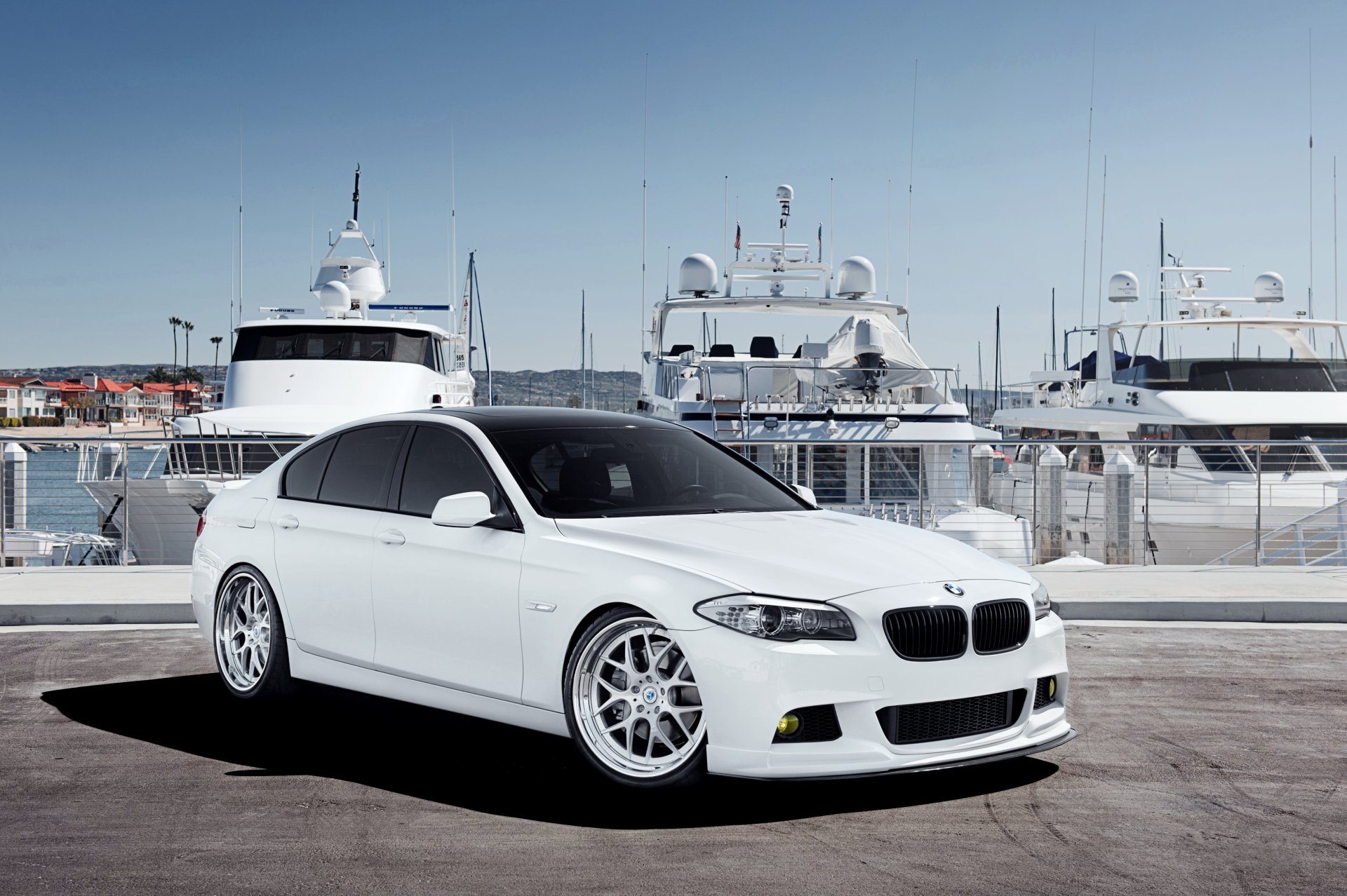 bmw serie 5 f10 bianco bmw bianco anteriore ormeggio yacht