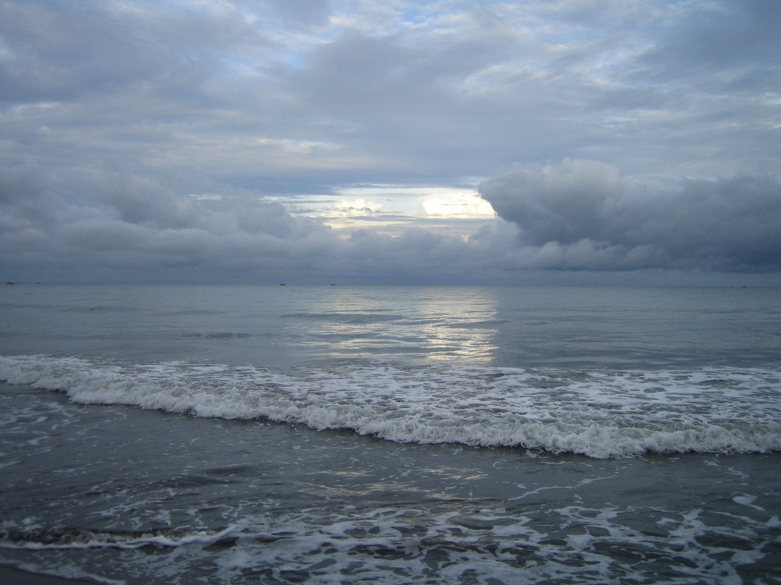 mar olas nubes arena