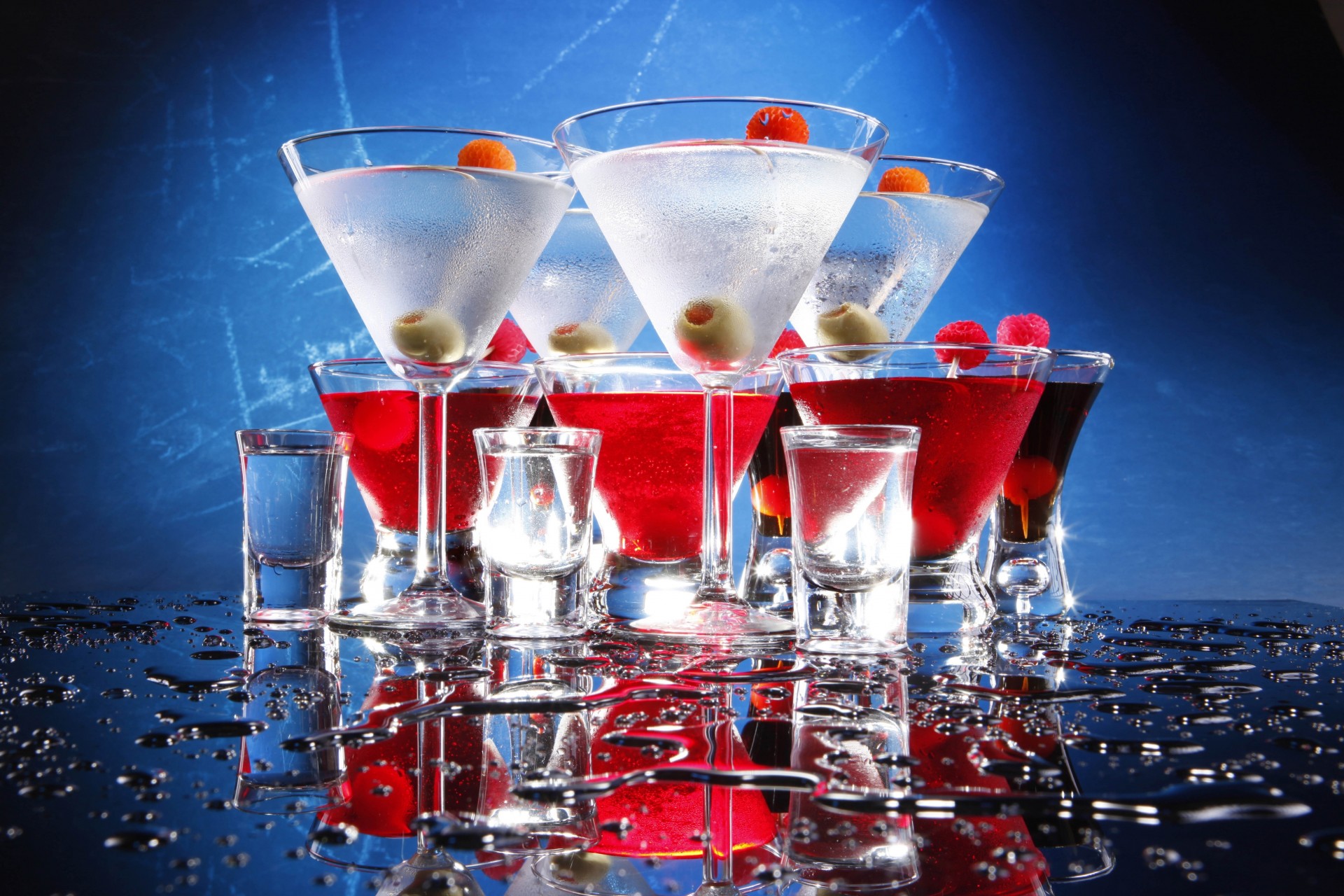 composizione gocce cocktail sfondo blu