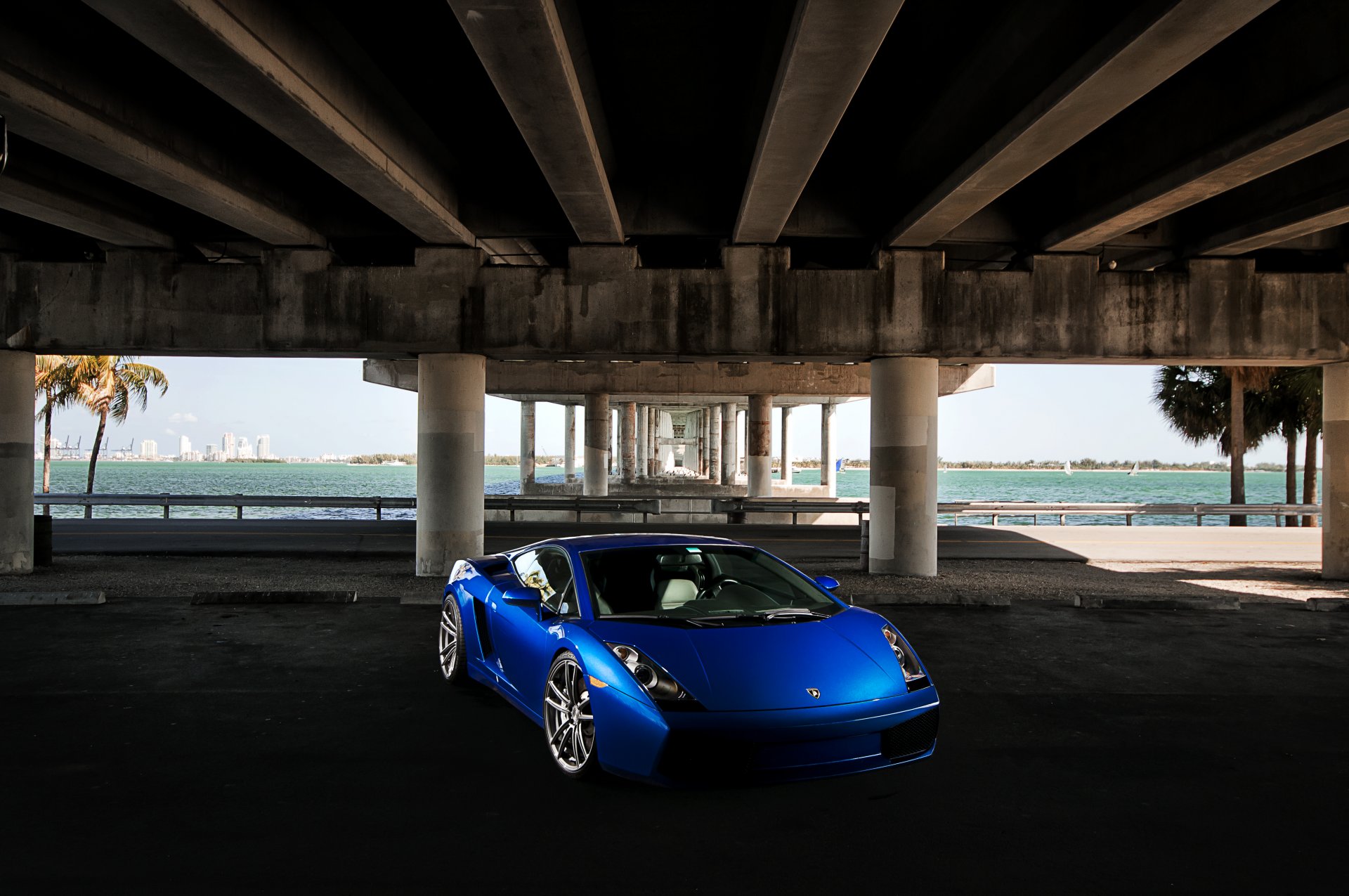 lamborghini gallardo azul lamborghini lamborghini gallardo frente cielo puente soportes de hormigón palmeras