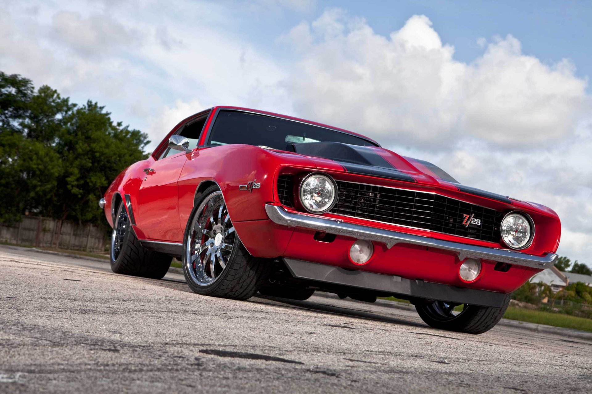 chevrolet camaro z-28 rouge muscle car chevrolet camaro rouge avant muscle car ciel nuages