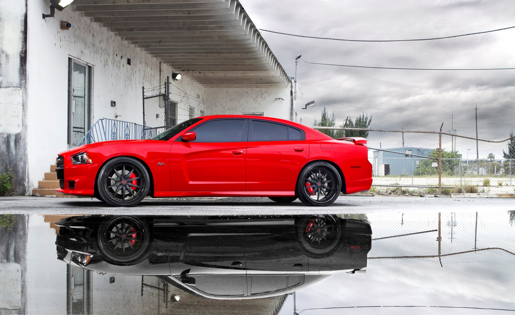 esquivar cargador srt8 rojo miami charco reflexión dodge cargador srt8 cielo nubes