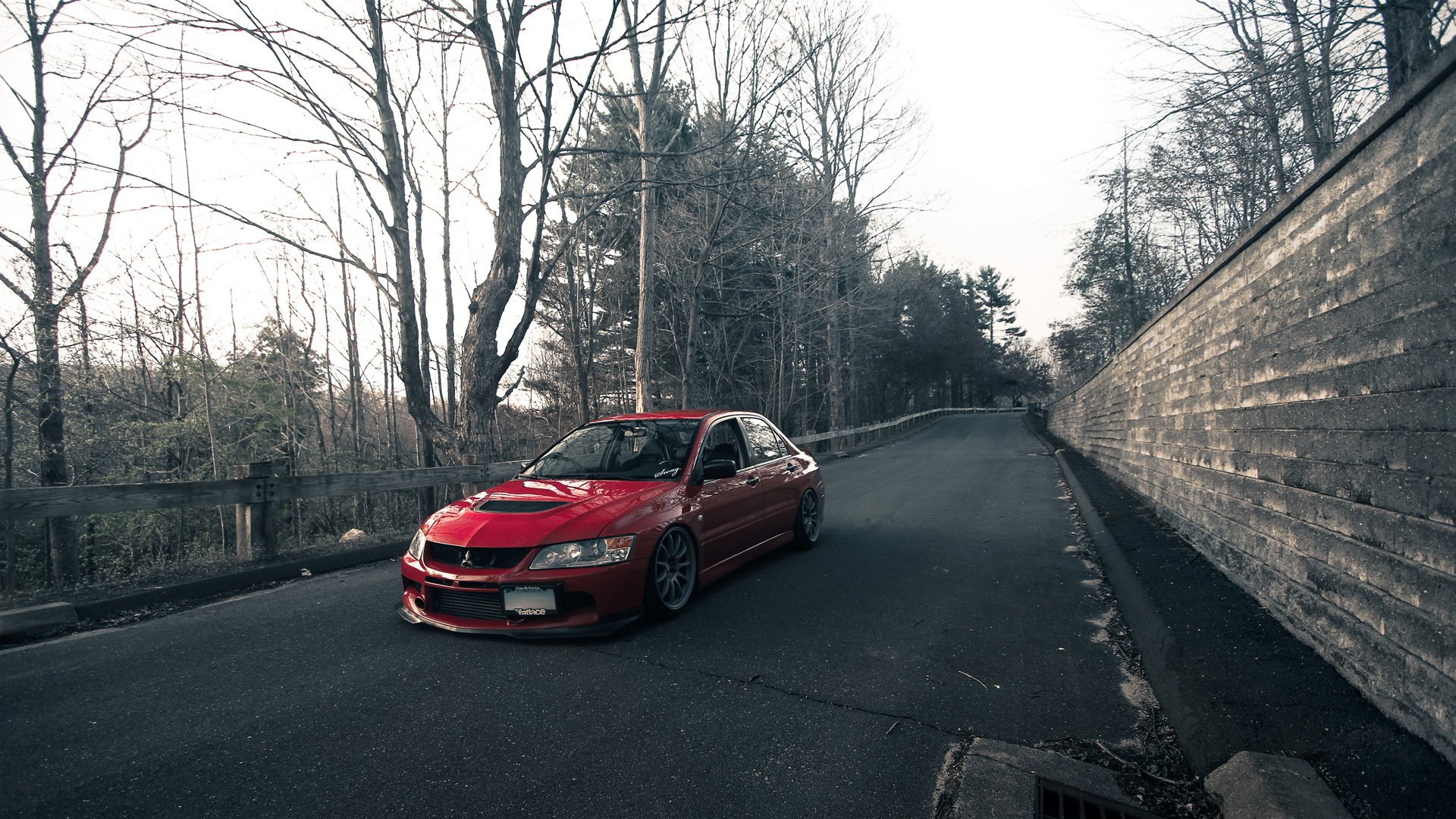 mitsubishi lancer evo rot mitsubishi lancer tuning straße park wand