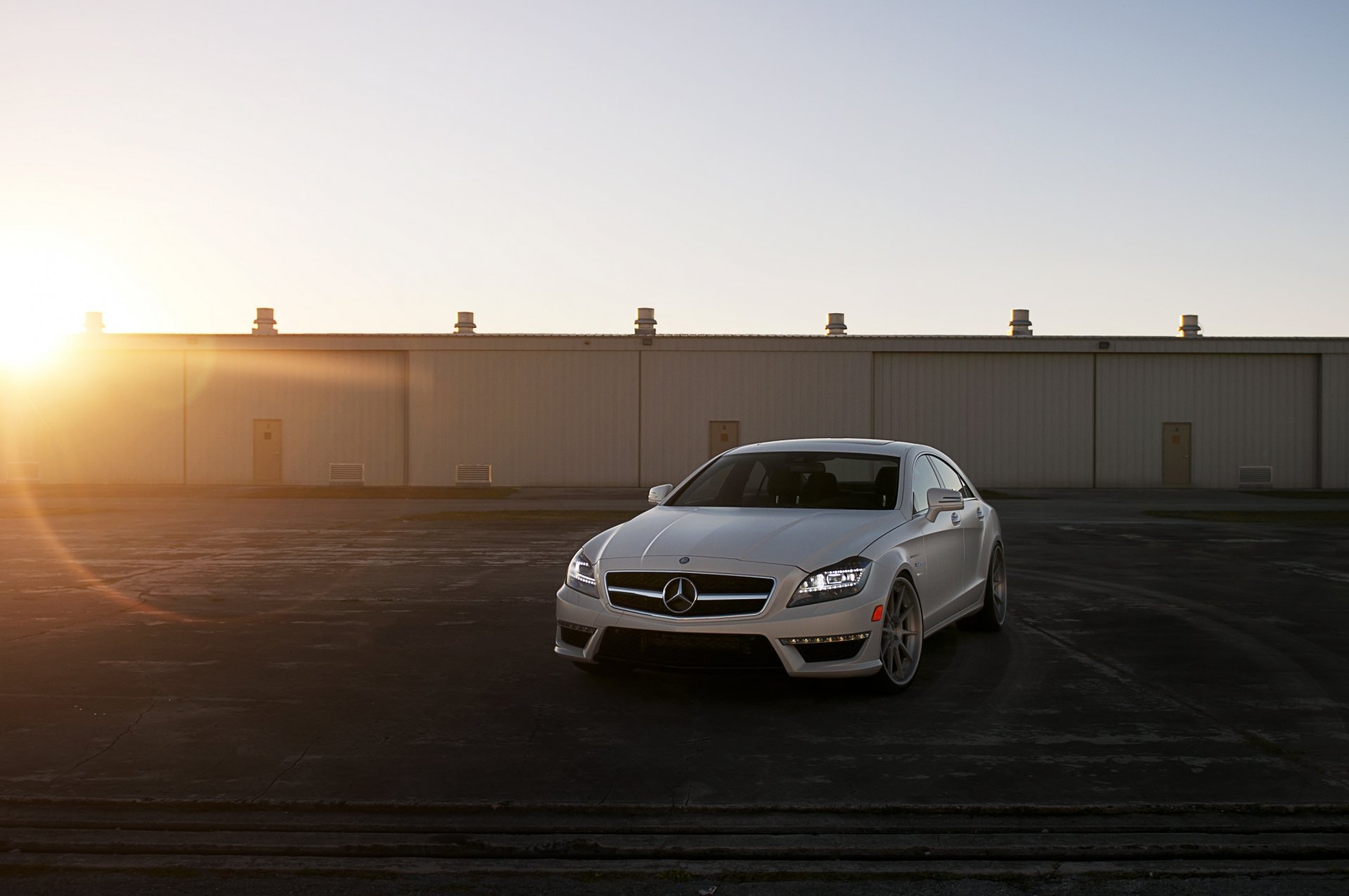 auto samochody mercedes-benz amg cls-klasse cls 63 c218 biały tapeta auto miasto zdjęcie słońce promienie