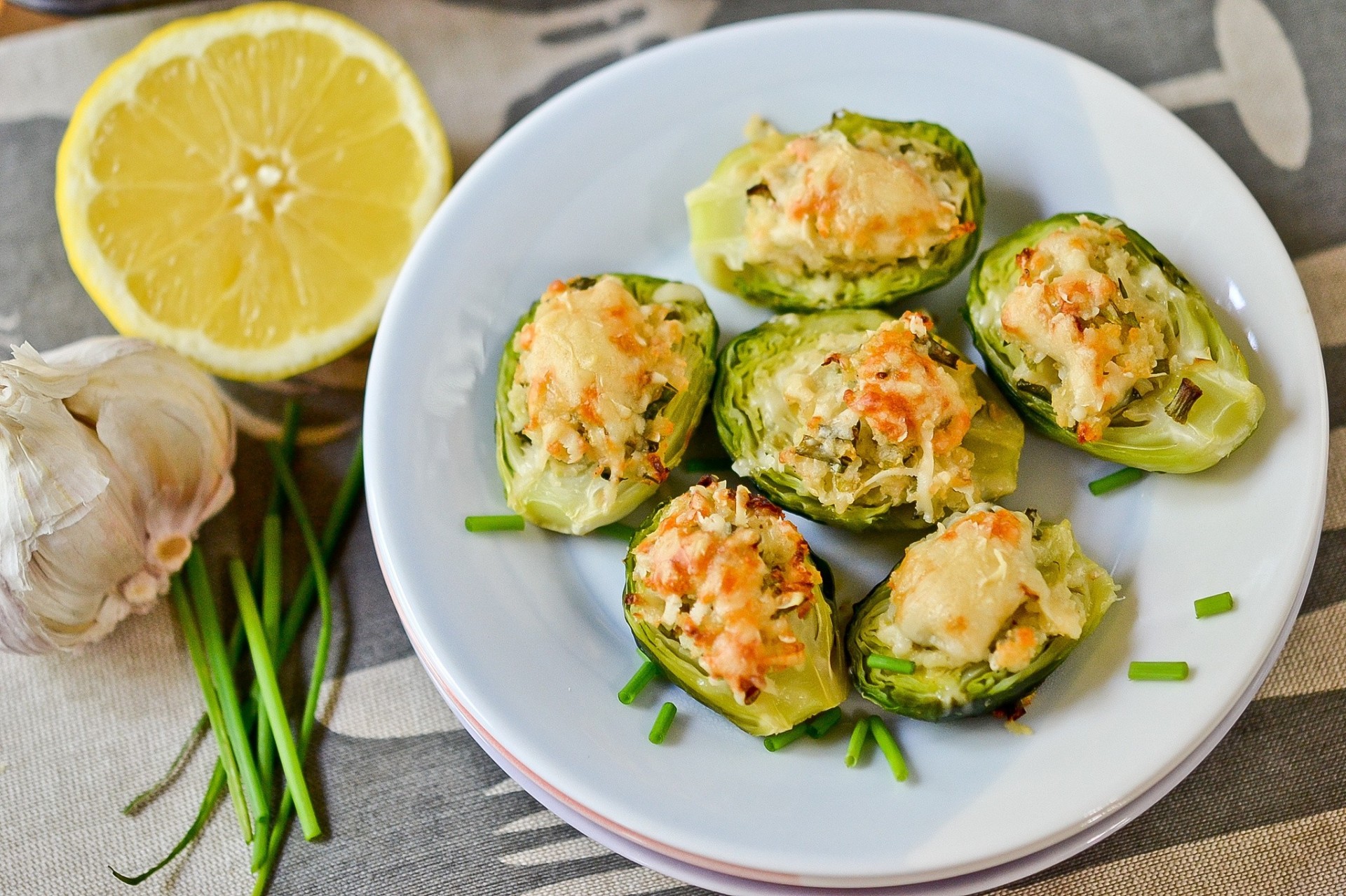 limón ajo platos coles de bruselas