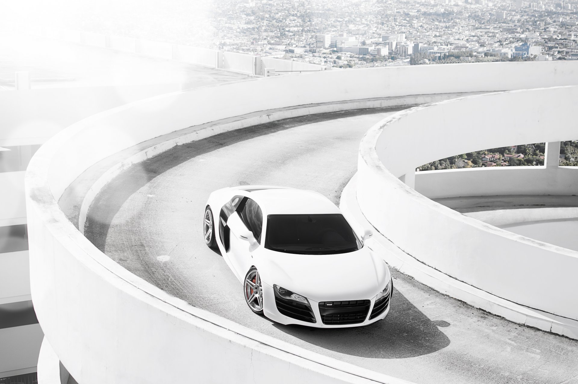 audi r8 bianco audi parcheggio città abbagliamento