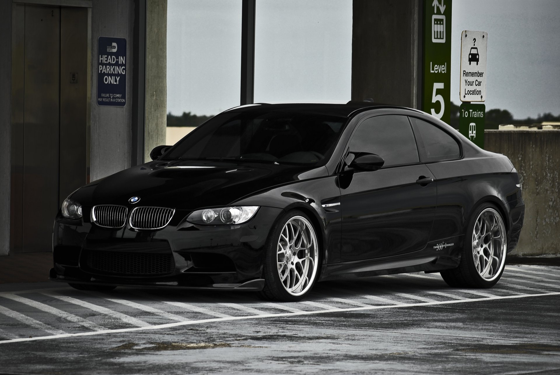 bmw m3 e92 czarny bmw parking winda