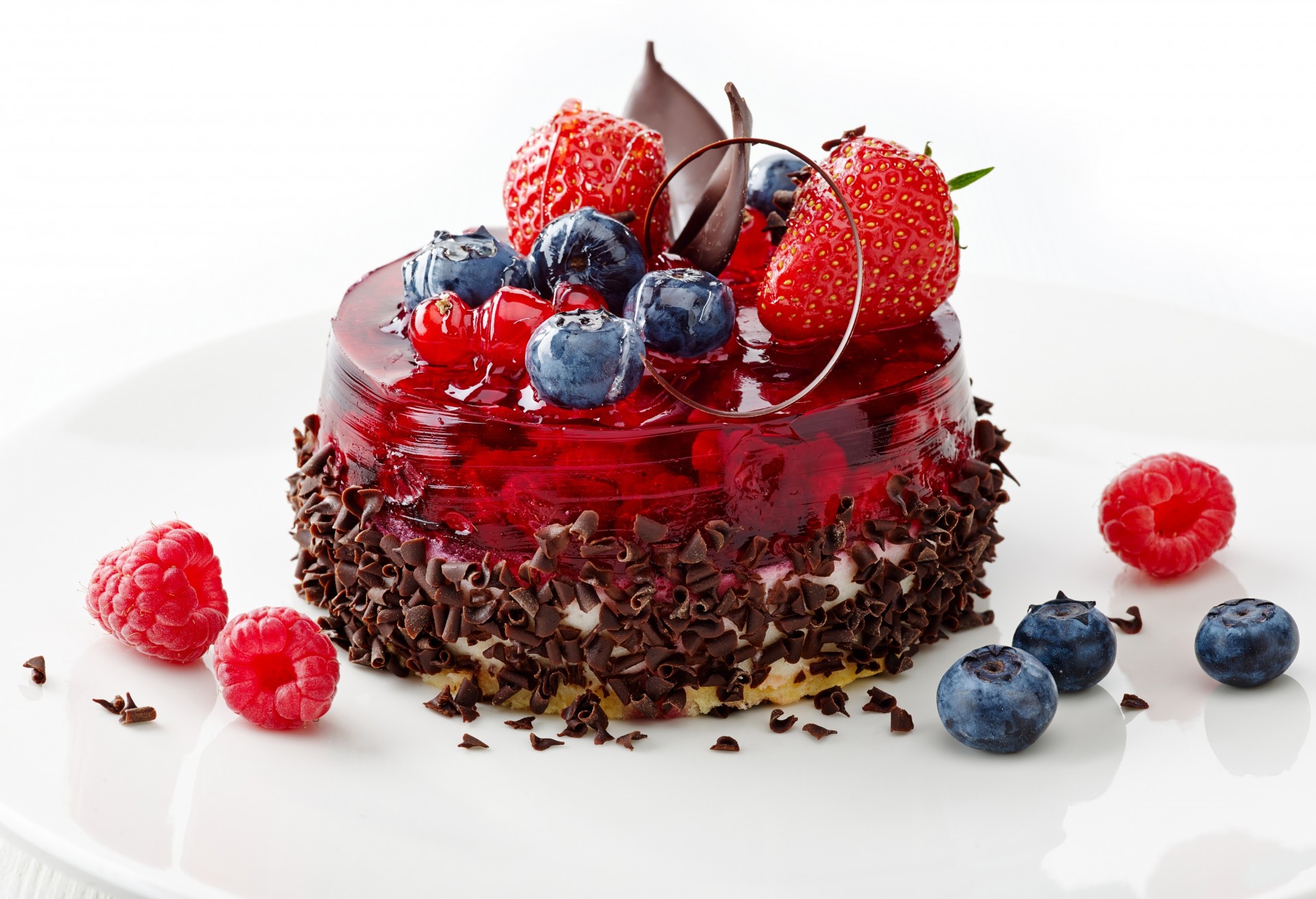 trawberry raspberry blueberries cake cream berries food plate dessert chocolate sweets jelly