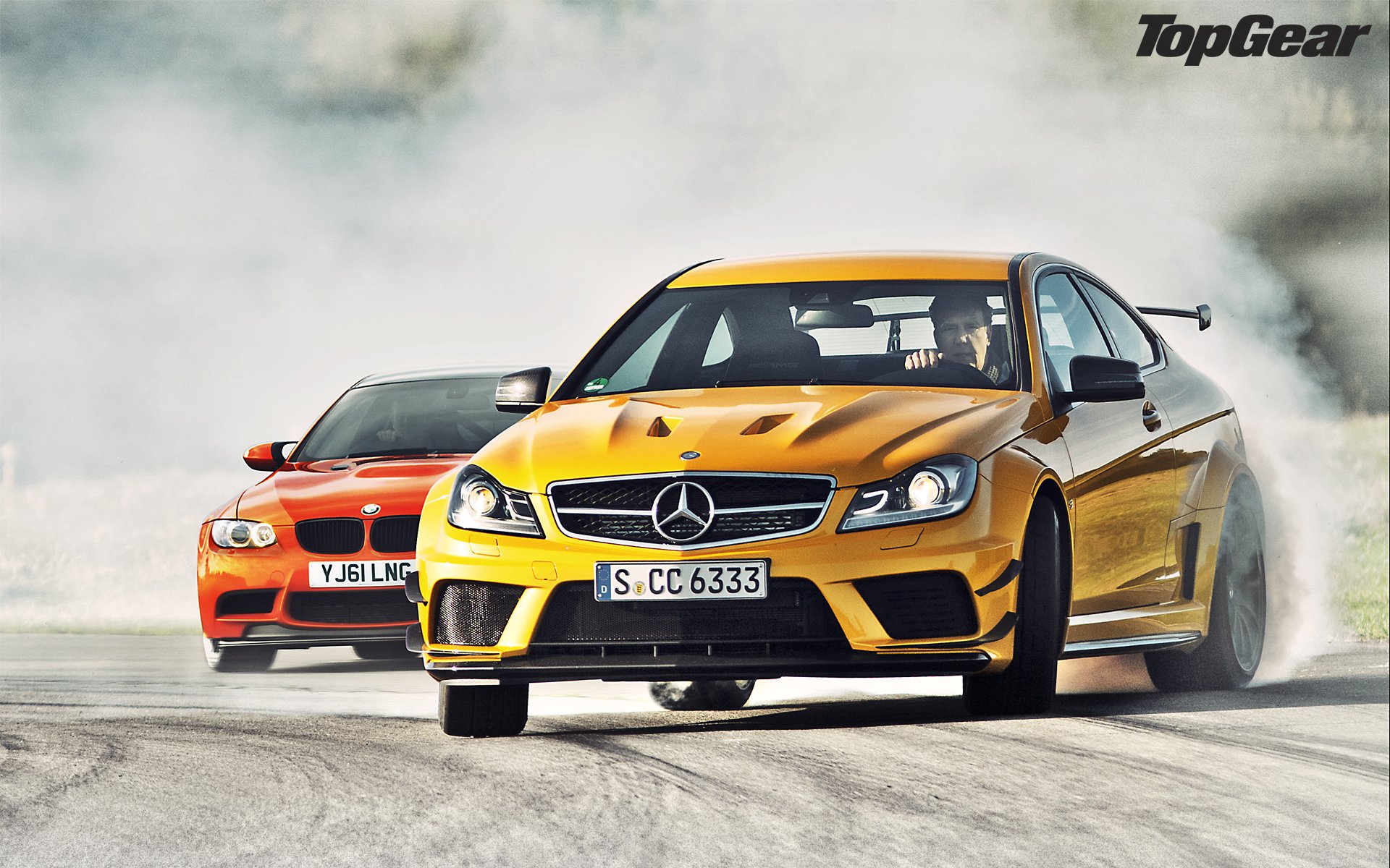 top gear top gear engranaje superior mejor programa de televisión mercedes-benz c63 amg soiree negro de la serie y bmw m3 gts mercedes c63 amg negro siries bmw gts amarillo naranja superdeportivo delantero derrape deriva humo