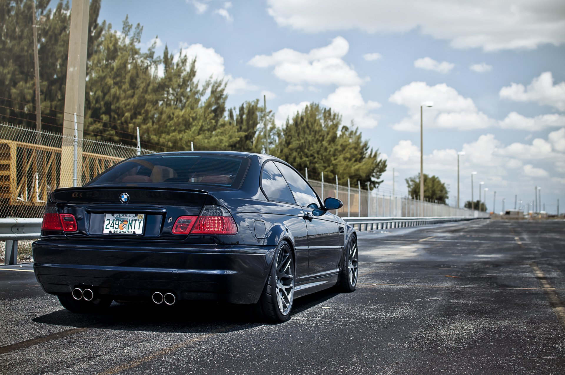 bmw morr azul oscuro 9 coche carretera cielo árboles negro