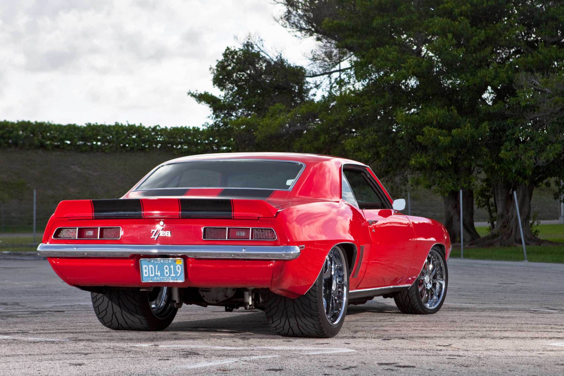 chevrolet camaro z-28 rojo coche del músculo chevrolet camaro rojo parte posterior coche del músculo cielo nubes