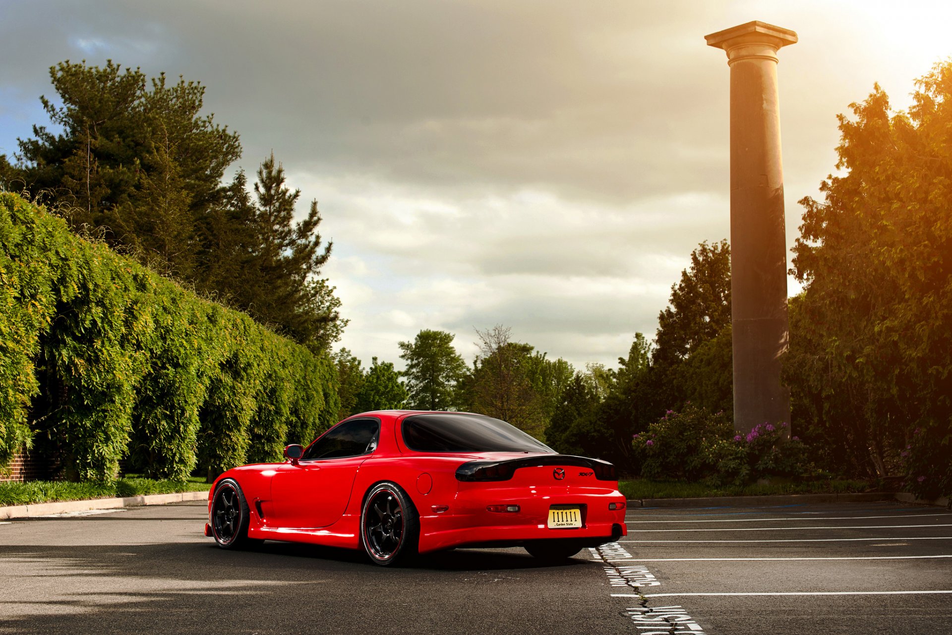 mazda rx-7 fo rouge mazda rouge arbres colonne parking soleil éblouissement