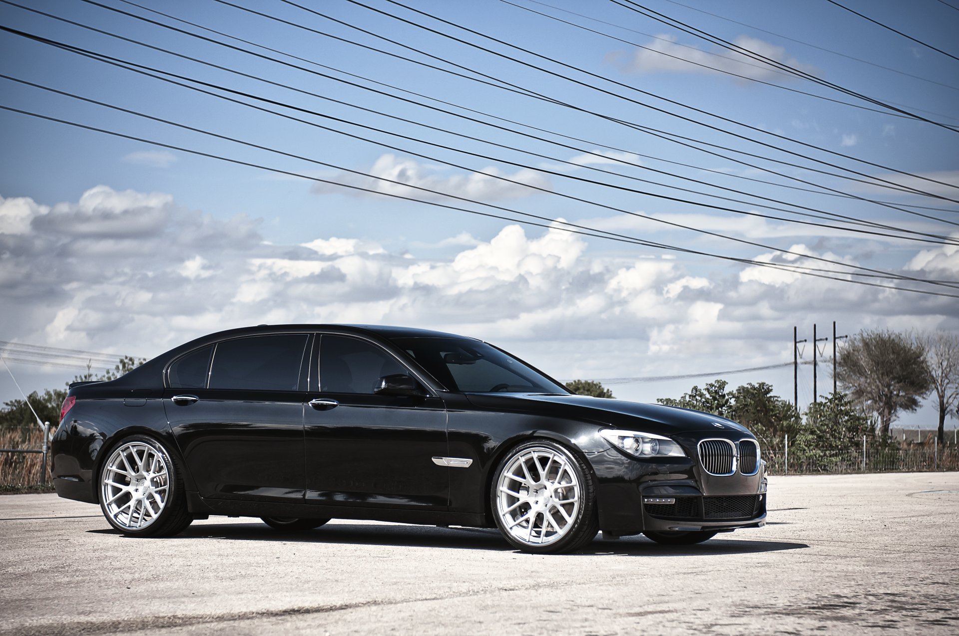 bmw 7er schwarz 360 dreiundsechzig geschmiedet bmw hochspannungsdrähte himmel wolken