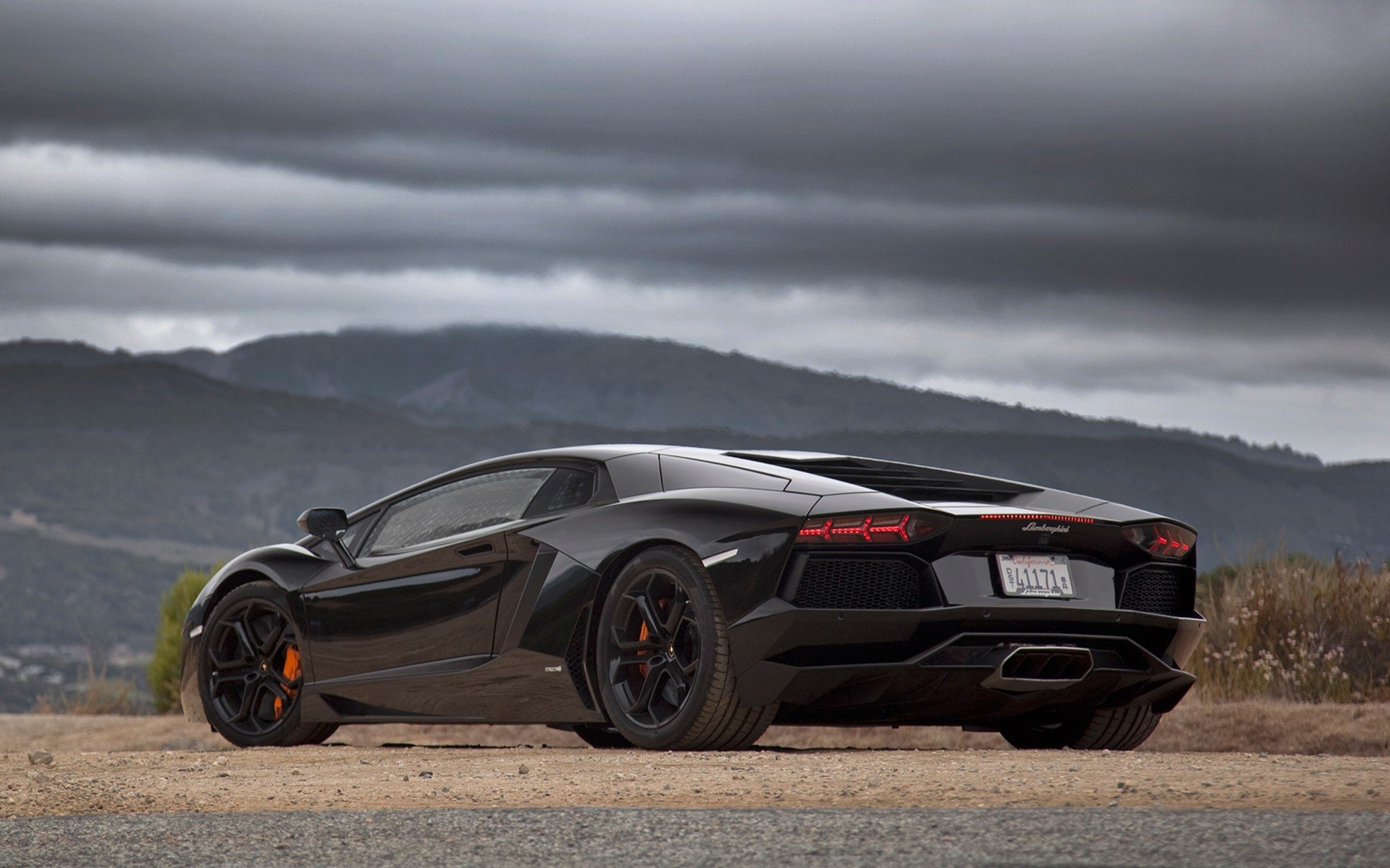 aventador lamborghini noir arrière trois quarts