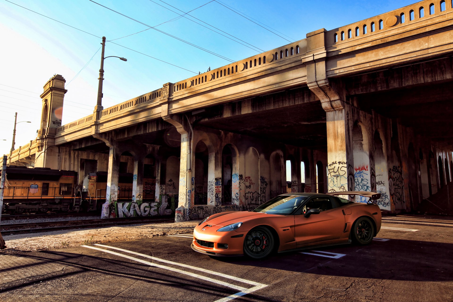 chevrolet corvette z06 orange chevrolet train pont graffiti peinture murale