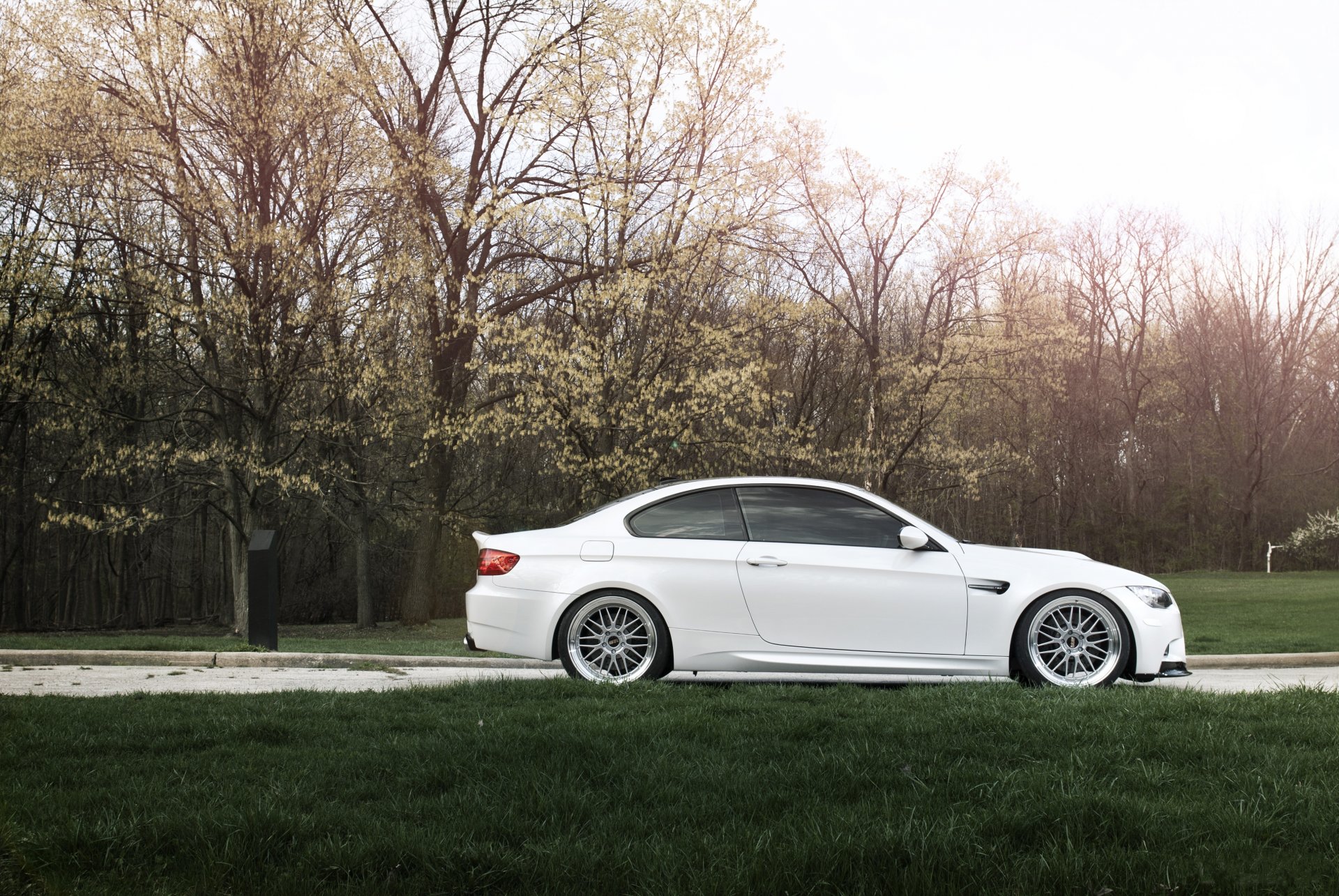 bmw m3 e92 blanc bmw route ciel herbe arbres automne