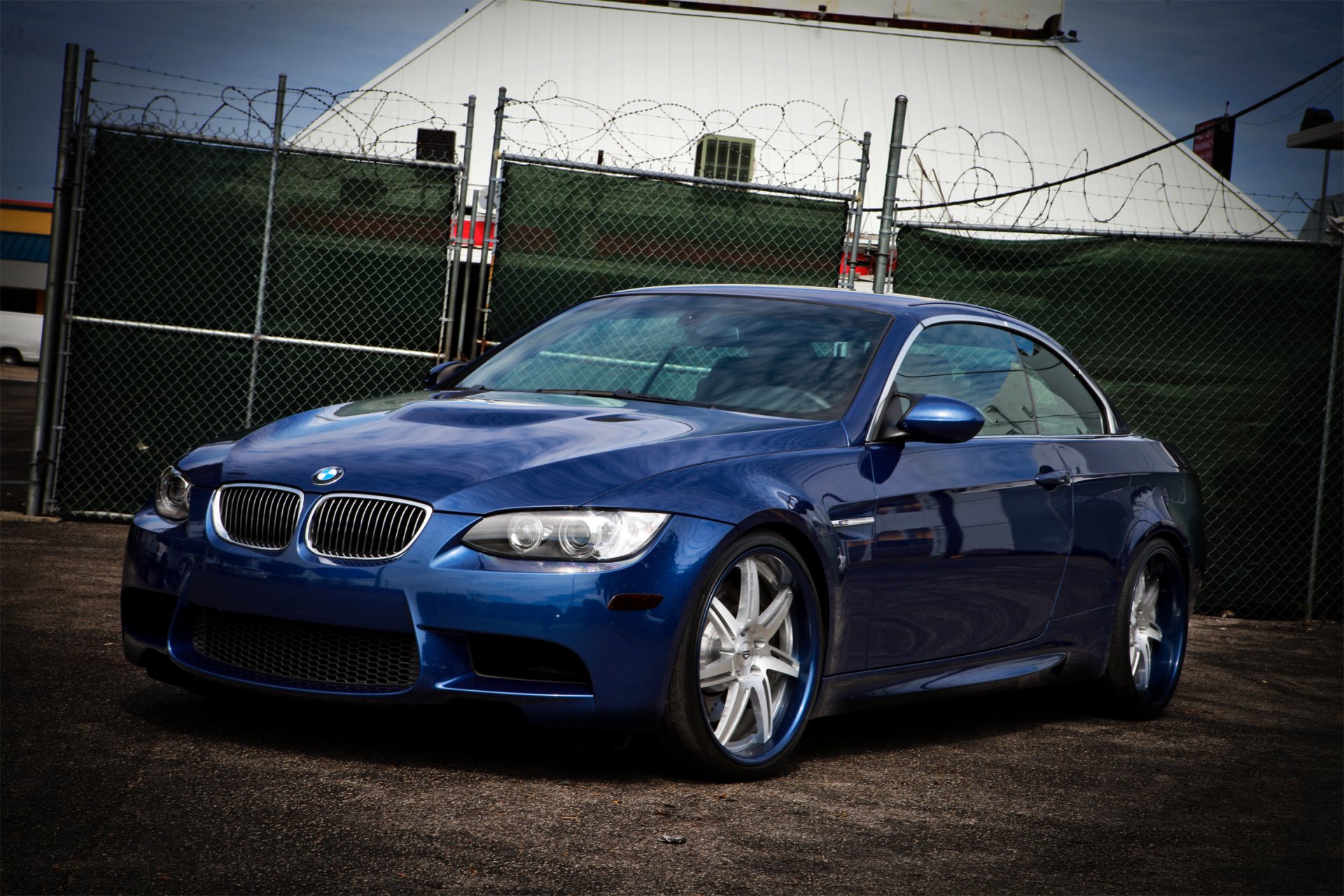 bmw m3 convertibile e93 blu bmw riflessione recinzione filo spinato