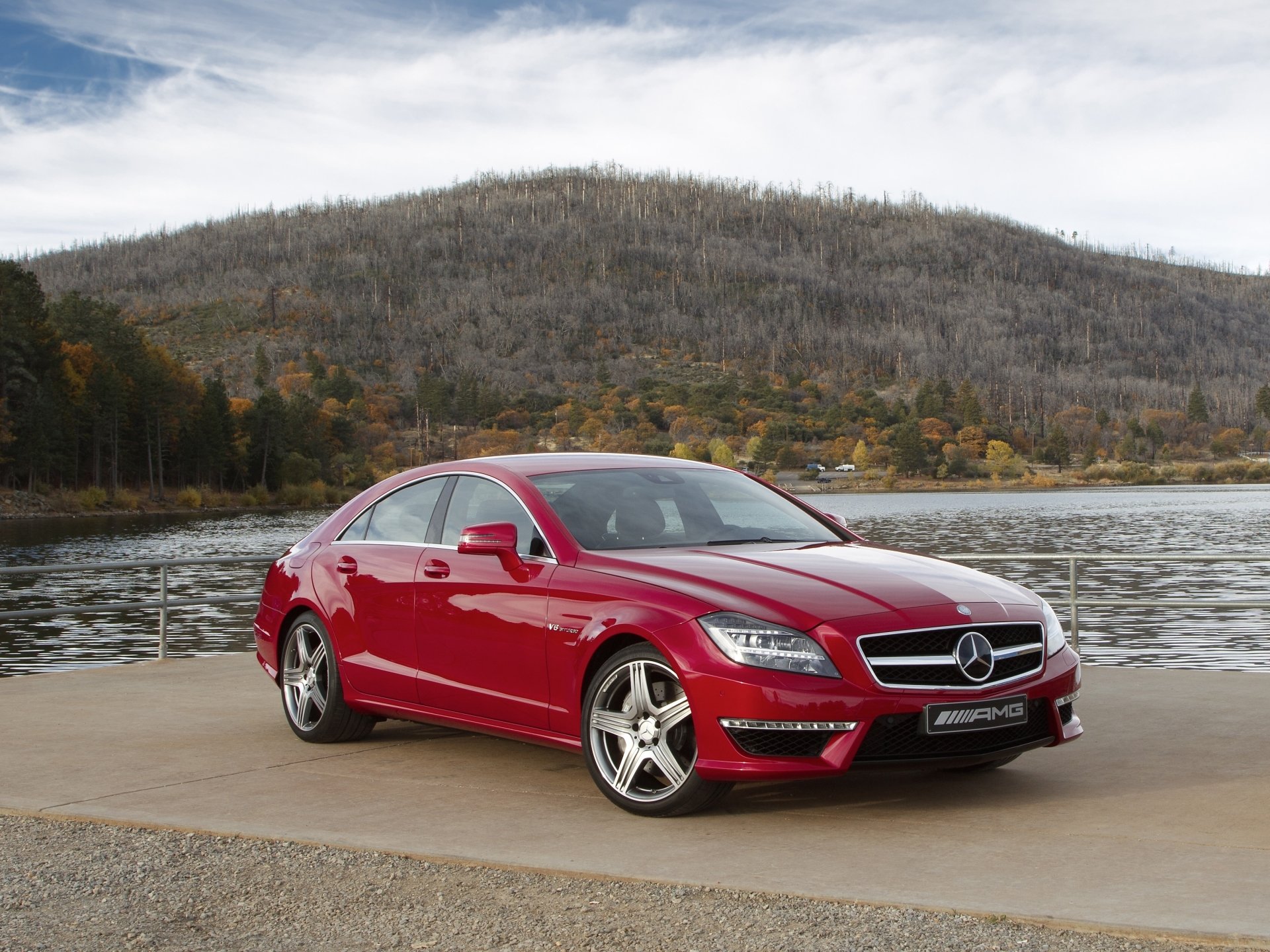 mercedes-benz cls63 amg mercedes cls63 amg sedán rojo frente costa lago montaña bosque cielo