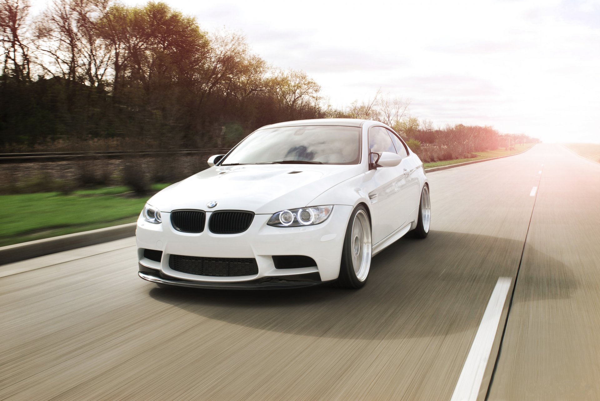 bmw m3 e92 blanc route vitesse ciel bmw lumière du jour arbres cher balisage