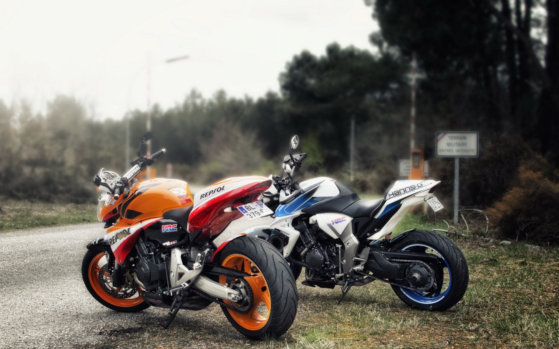 hornet&cb100r motorcycles road