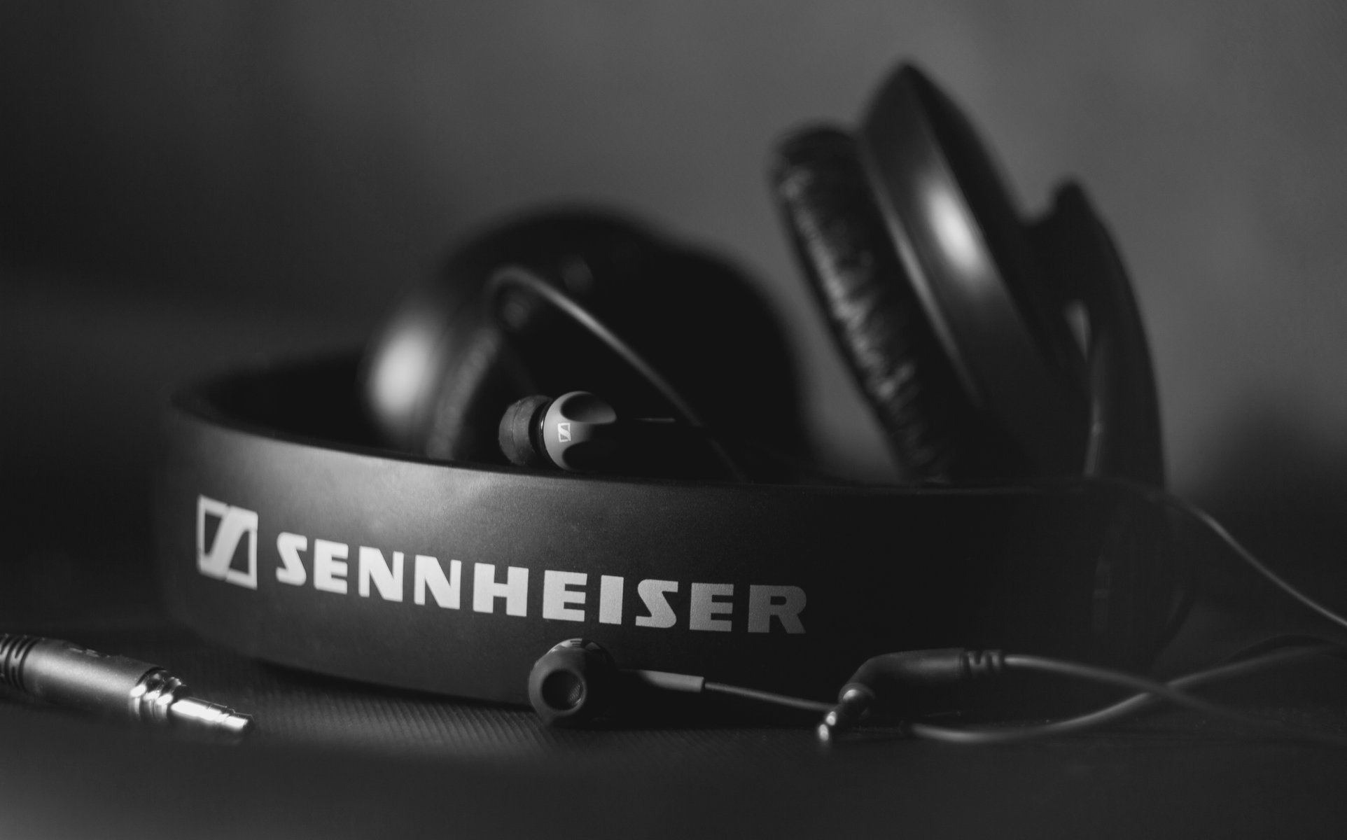 hd 205 słuchawki hi-tech sennheiser czarno biały