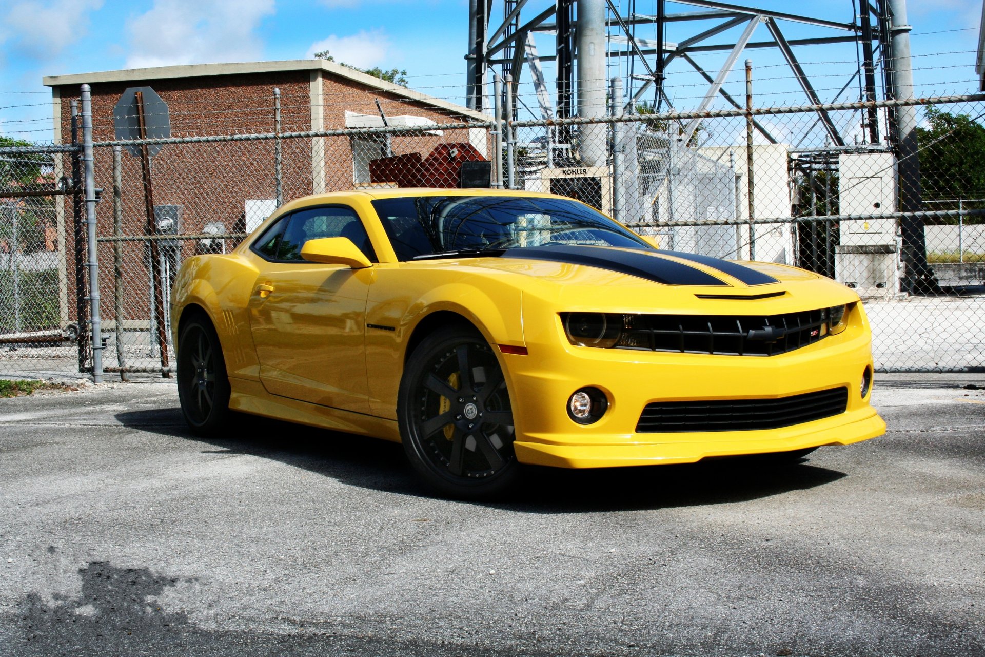 chevrolet camaro ss gelb räder chevrolet camaro ss himmel wolken geländer turm lkw