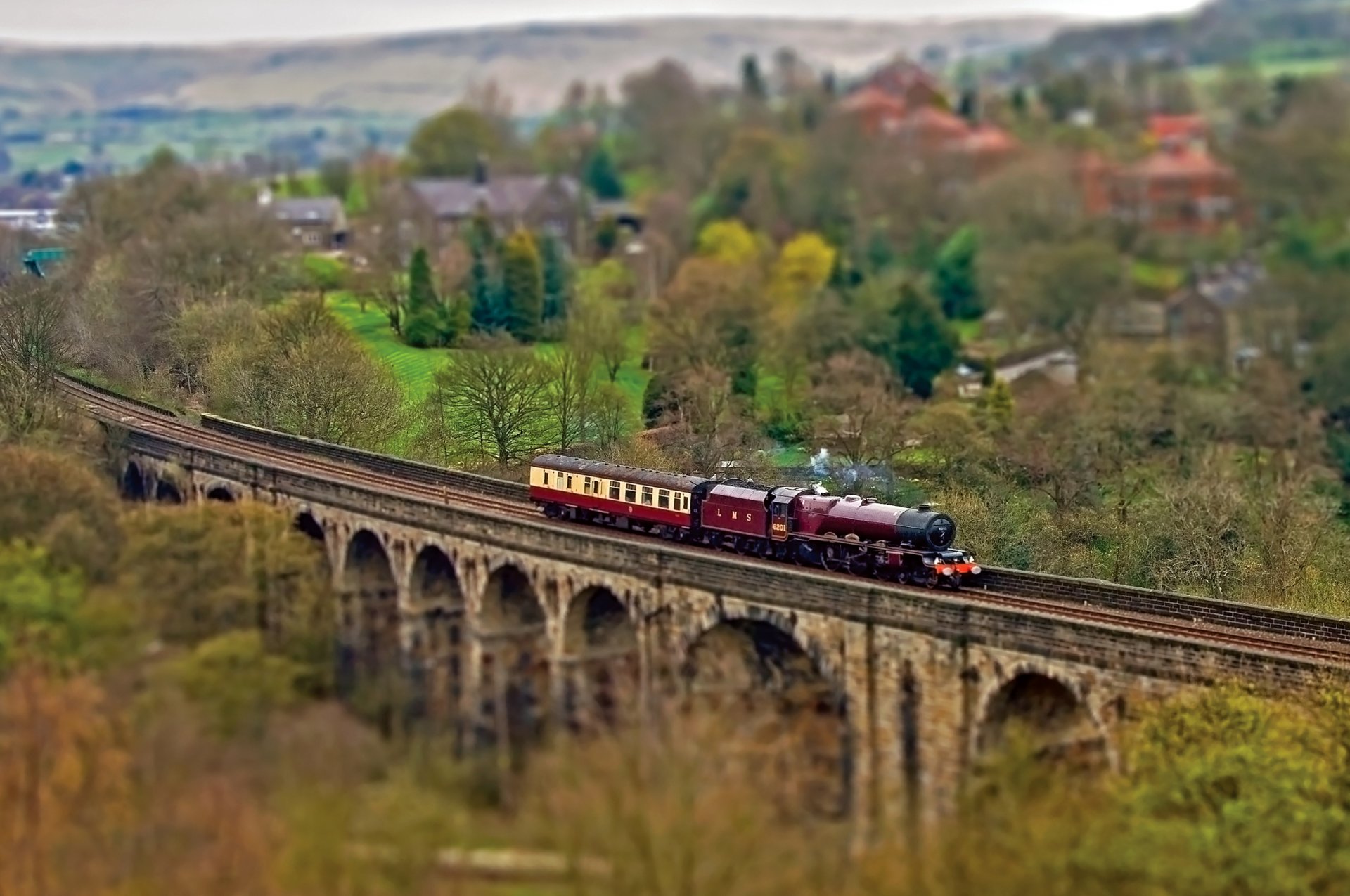 lokomotive eisenbahn waggons wege bäume herbst brücke siedlung scher- und neigung tilt-shift tilt-shift